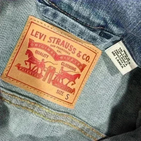 Levi’s Women’s Medium Wash Premium Denim Jean Trucker Jacket Levi Strauss Size S - Picture 2 of 9